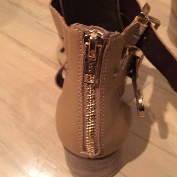 report signature heels